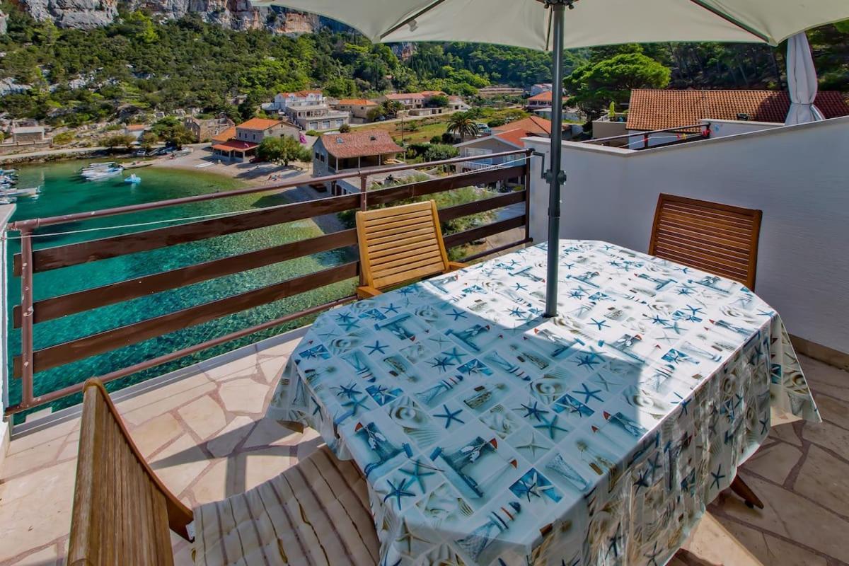 Villa Mateljan Zastražišće Buitenkant foto