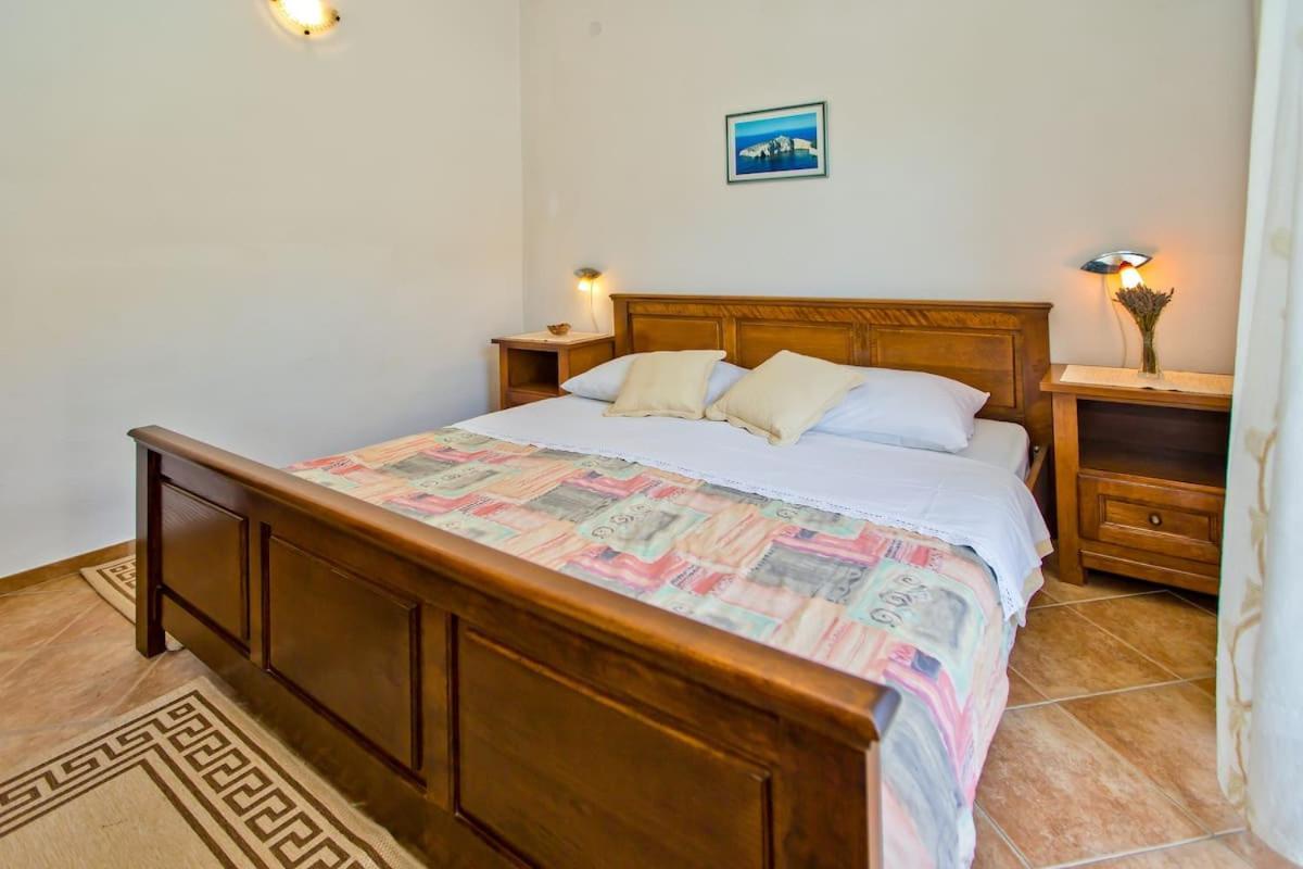Villa Mateljan Zastražišće Buitenkant foto