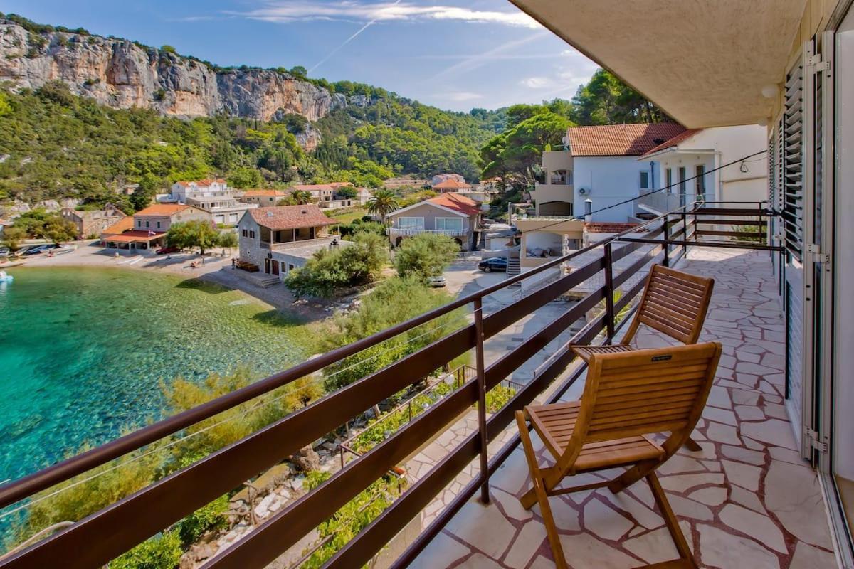 Villa Mateljan Zastražišće Buitenkant foto