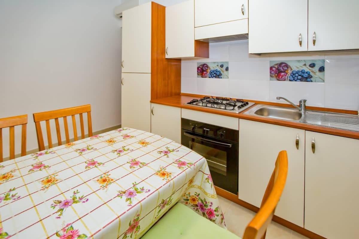 Villa Mateljan Zastražišće Buitenkant foto