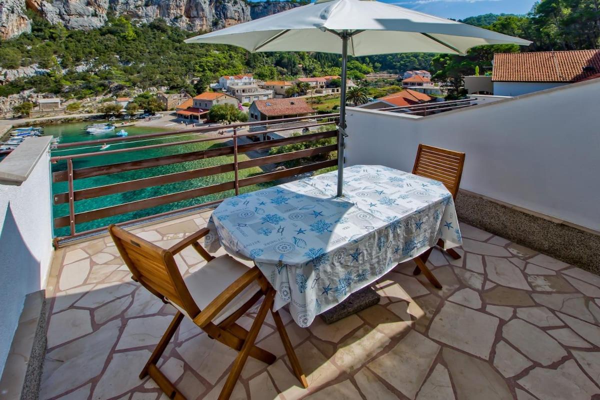 Villa Mateljan Zastražišće Buitenkant foto