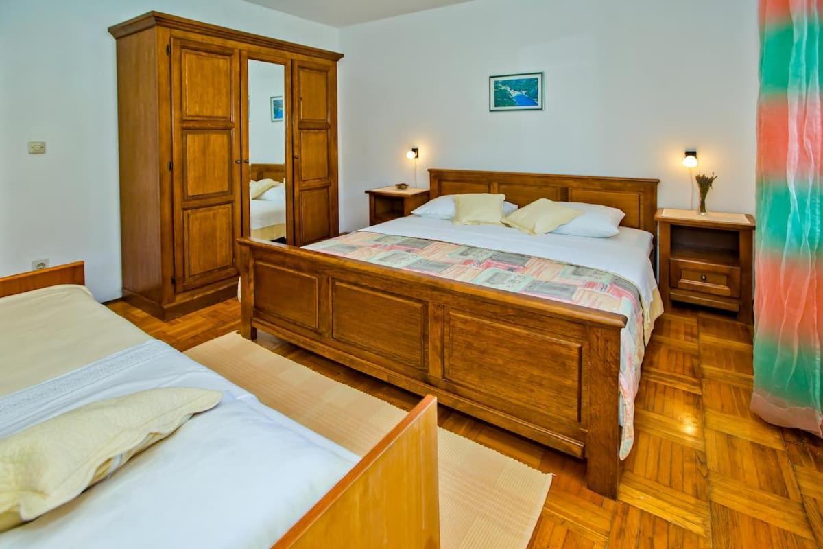 Villa Mateljan Zastražišće Buitenkant foto