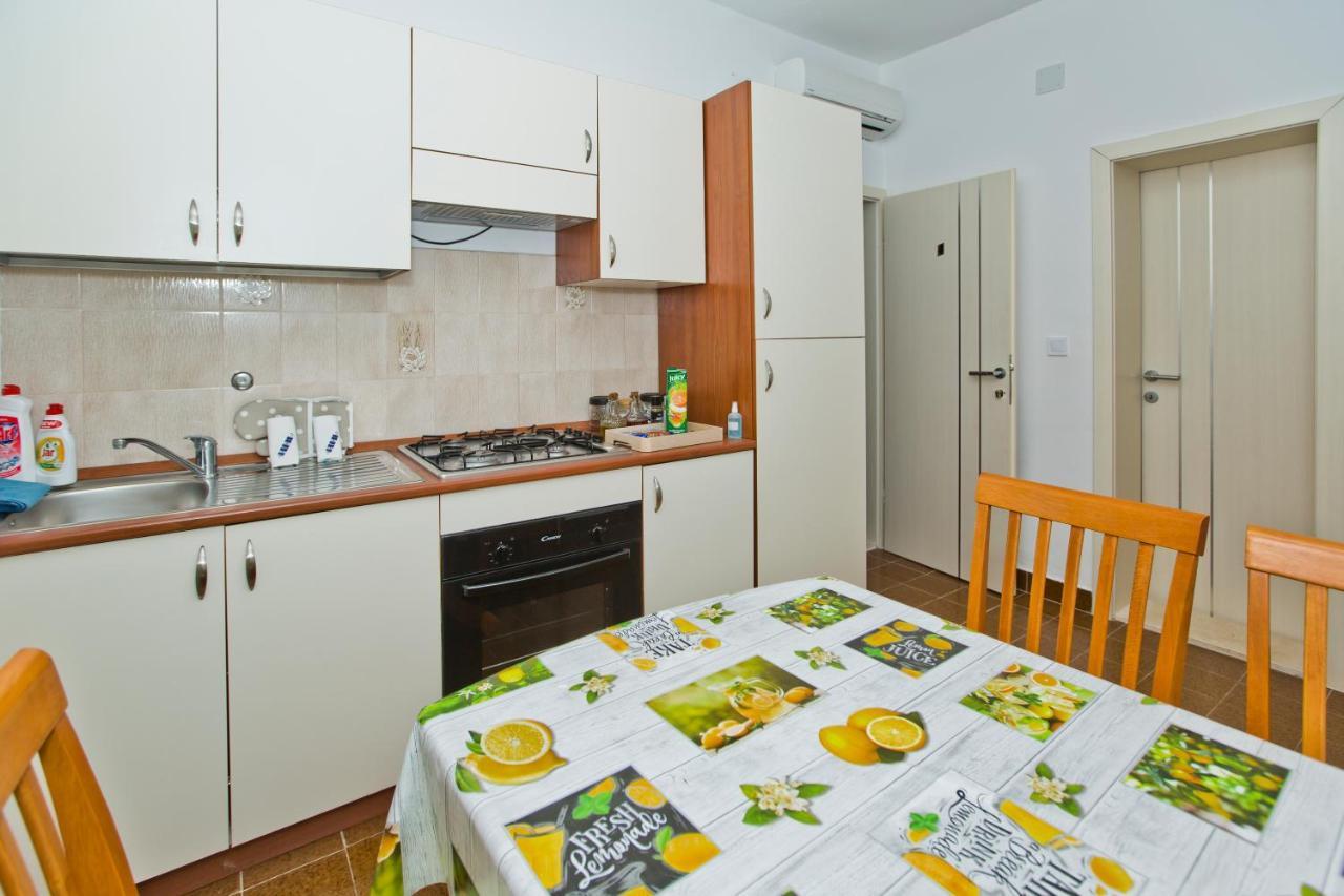 Villa Mateljan Zastražišće Buitenkant foto